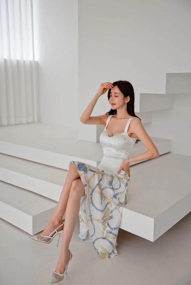 韩国女模特孙允珠穿搭流线螺旋蓝黄混色百合吊肩裙的时尚潮流