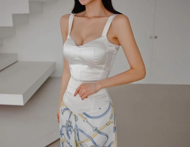 韩国女模特孙允珠穿搭流线螺旋蓝黄混色百合吊肩裙的时尚潮流