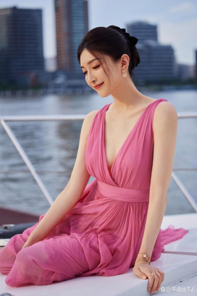江疏影粉色长裙包裹下的完美身材
