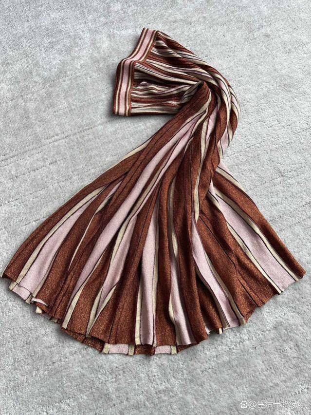 23新款针织半裙这条裙子以独特的针织褶皱条纹和卢勒克斯线为特色