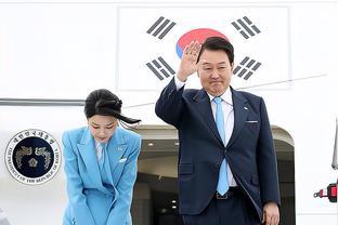 韩国第一夫人成功<span style='color:red'>结</span><span style='color:red'>束</span>美国之行！换上蓝大衣搭配白裤子和编发！