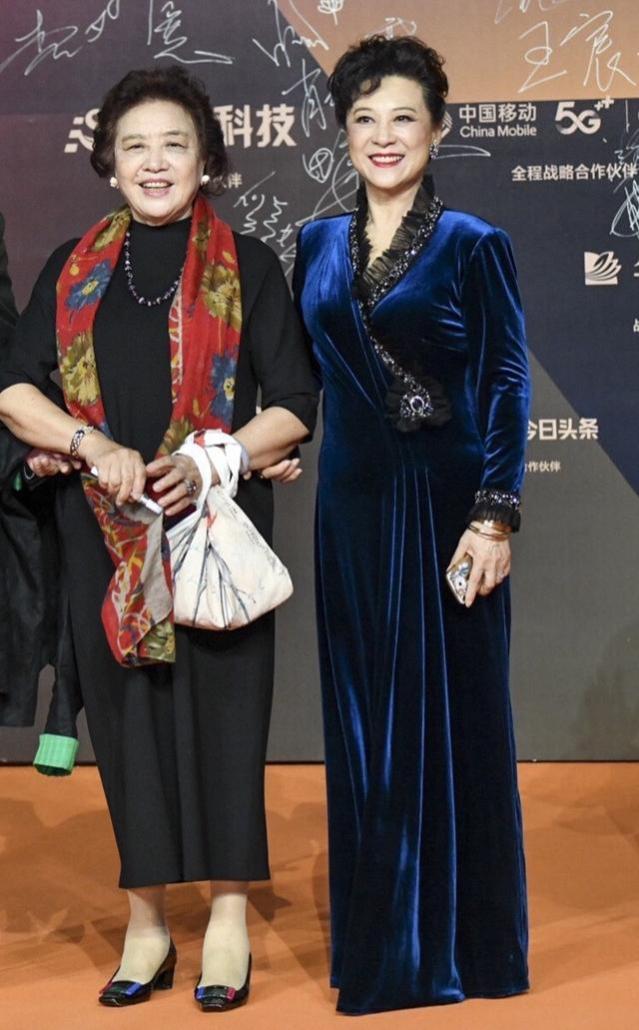 看了73岁王馥荔的私服，我悟了：发不过肩，长裙过膝