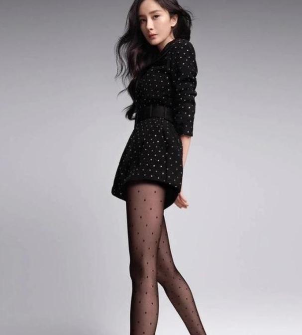 杨幂展现独特女神魅力，黑色搭配修腰西服尽显模特身姿