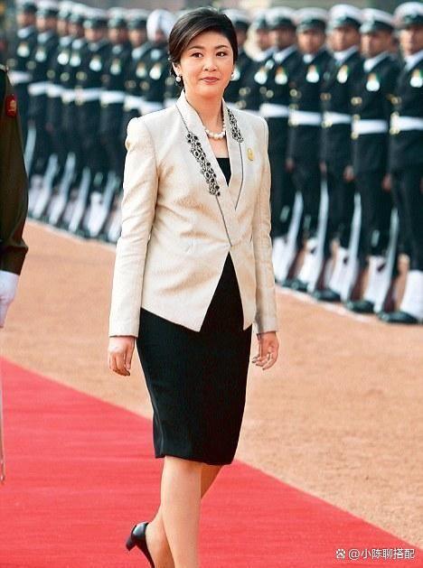 被泰国前总理英拉惊艳，穿衣简约得体，发不乱披，56岁也优雅气质