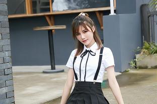 白色衬衫搭配黑色背带裙，干练优雅，俏皮十<span style='color:red'>足</span>
