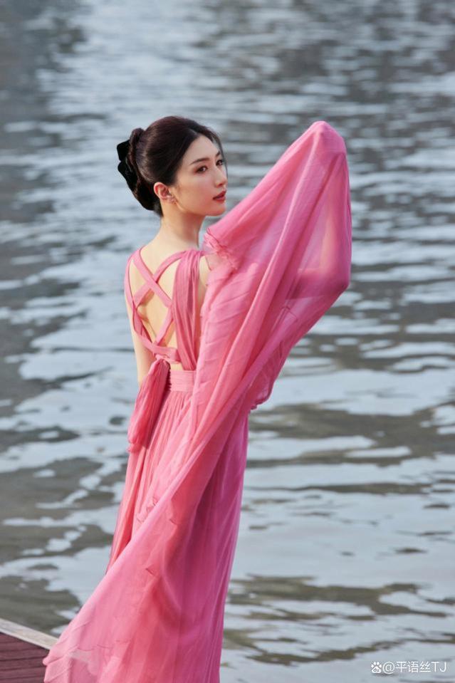 江疏影粉色长裙包裹下的完美身材
