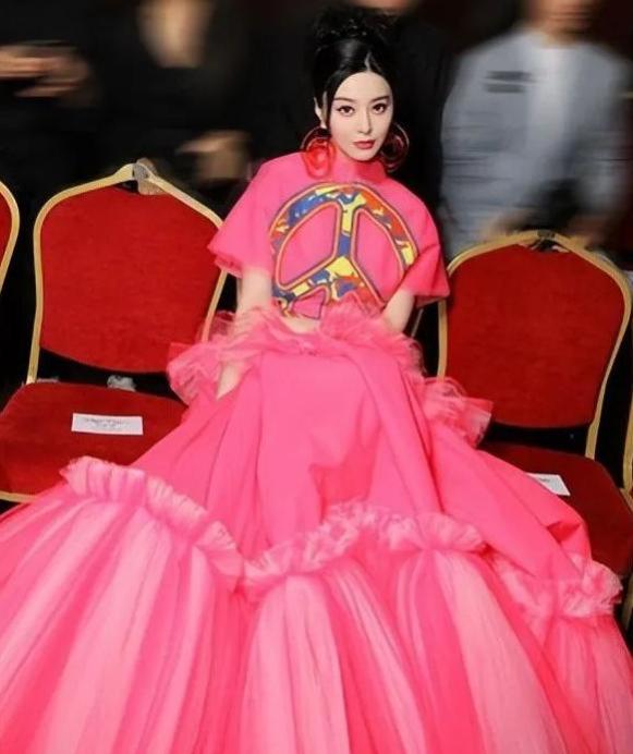 范冰冰巴黎时装周再创时尚灾难，这是要直奔“刘老根大舞台”？