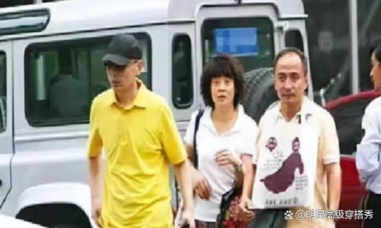 葛优相伴36年的妻子，穿半裙挎名包气质满满，膝下无子仍恩爱如初