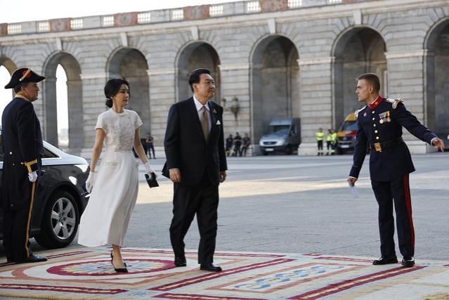 《韩国第一夫人金建希：气质与美貌并存，引领时尚潮流的典范》