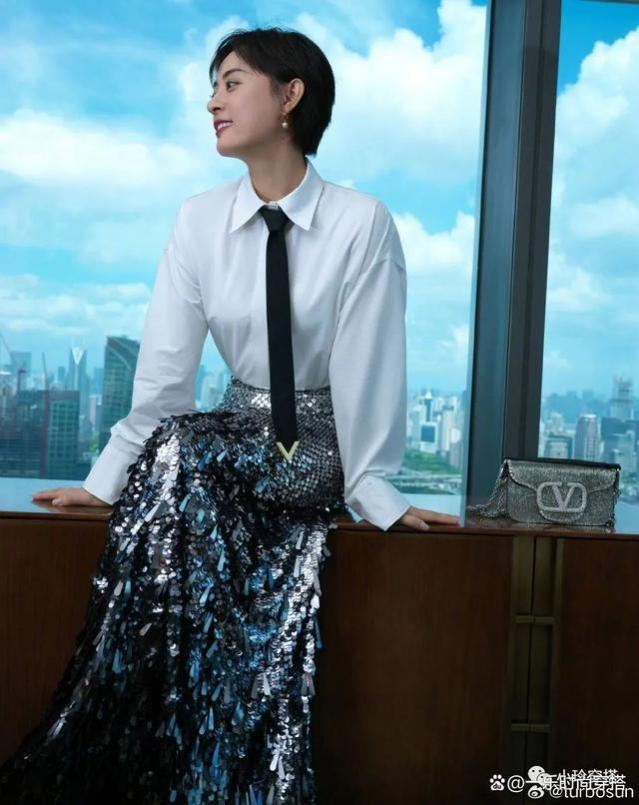 孙俪衬衫黑领带搭银色亮片鱼尾裙，清冷时髦感十足