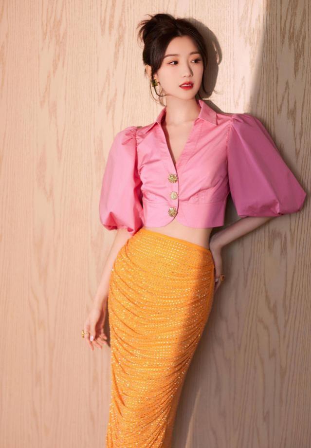 毛晓彤粉色衬衫搭配橙色裙子，时尚与甜美，率性中展现女性魅力