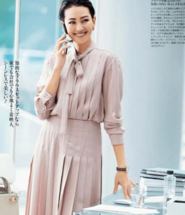 被你忽略的“百褶裙”，却是日本主妇的偏爱！瞧这样穿多洋气显瘦