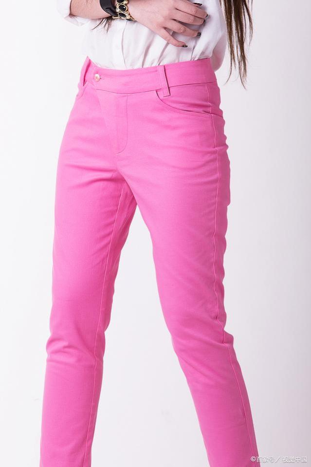粉色牛仔裤的魅力穿搭：打造百搭时尚