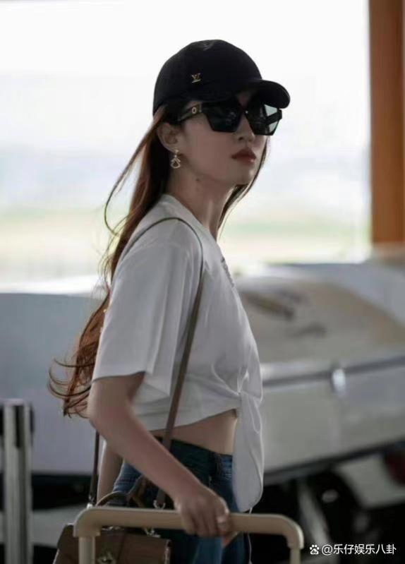刘亦菲机场青春写真！经典白T搭配牛仔裤，简约时尚！