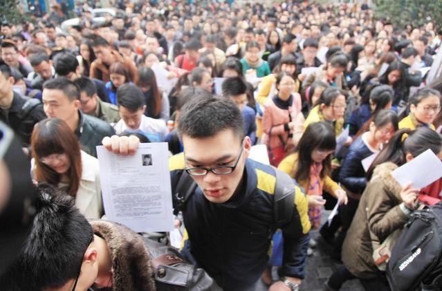 乡镇公务员招聘宽松，考试合格可稳获铁饭碗，大学生纷纷应聘