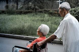 故事：71岁大爷相亲，只要年轻漂亮姑娘，愿意交工资 大妈：疯了