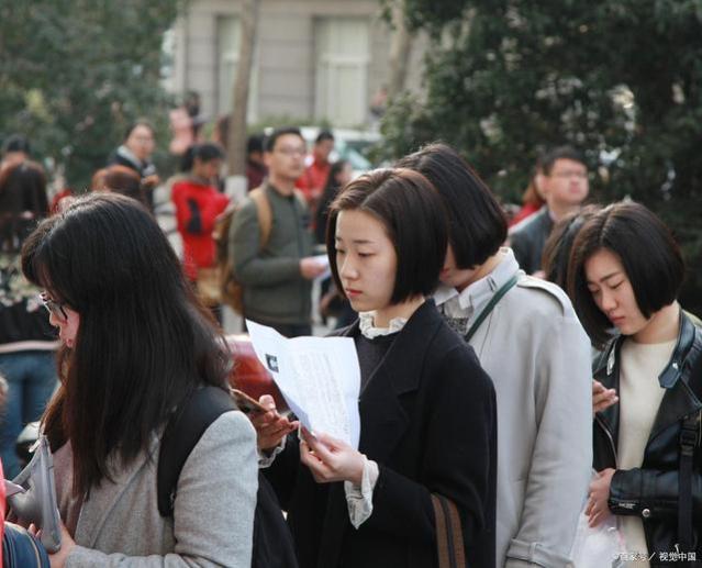 我是一个宝妈，孩子大一点了，考公务员到底要自己学还是报班啊？