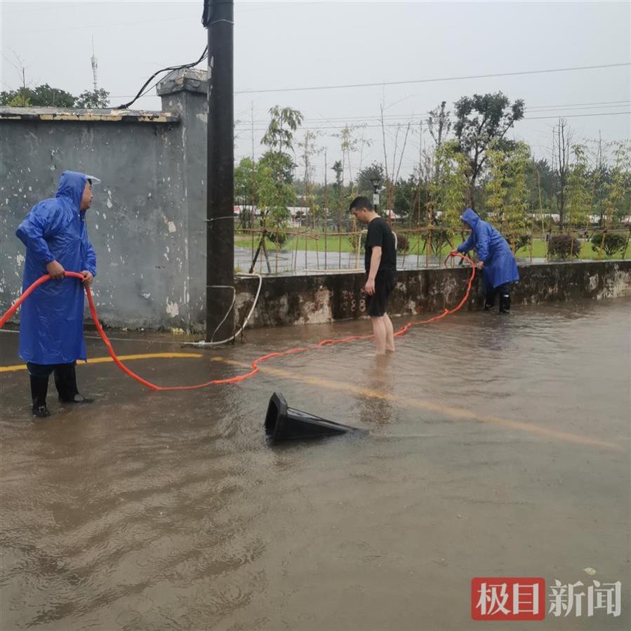 暴雨导致加油站积水，中石化员工奋战一小时保安全