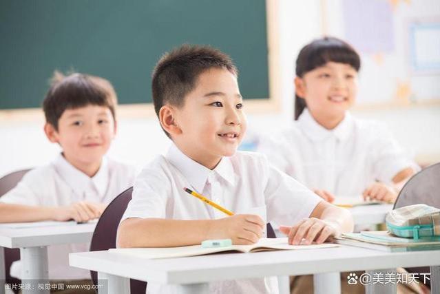 幼儿园老师发作业直接扔被开除，突然对着孩子咆哮，园方回应！