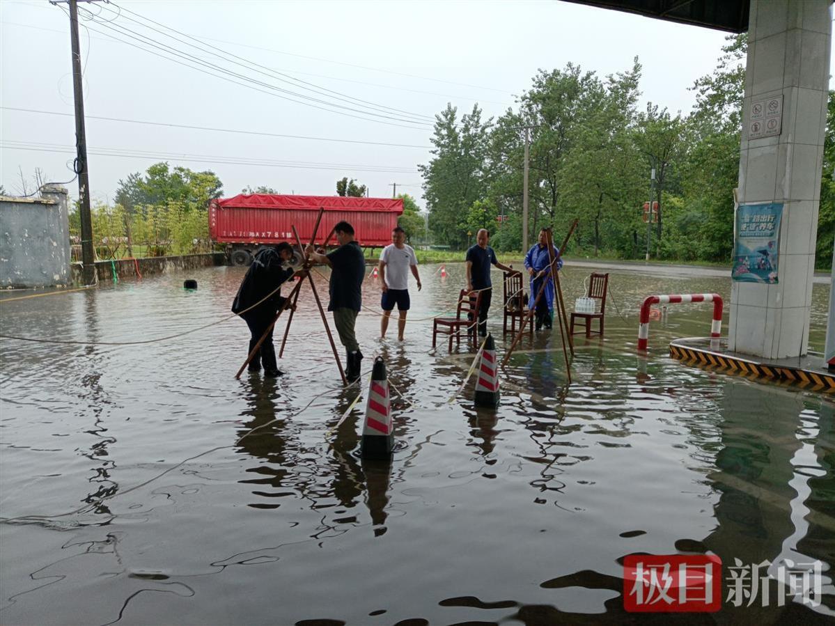 暴雨导致加油站积水，中石化员工奋战一小时保安全