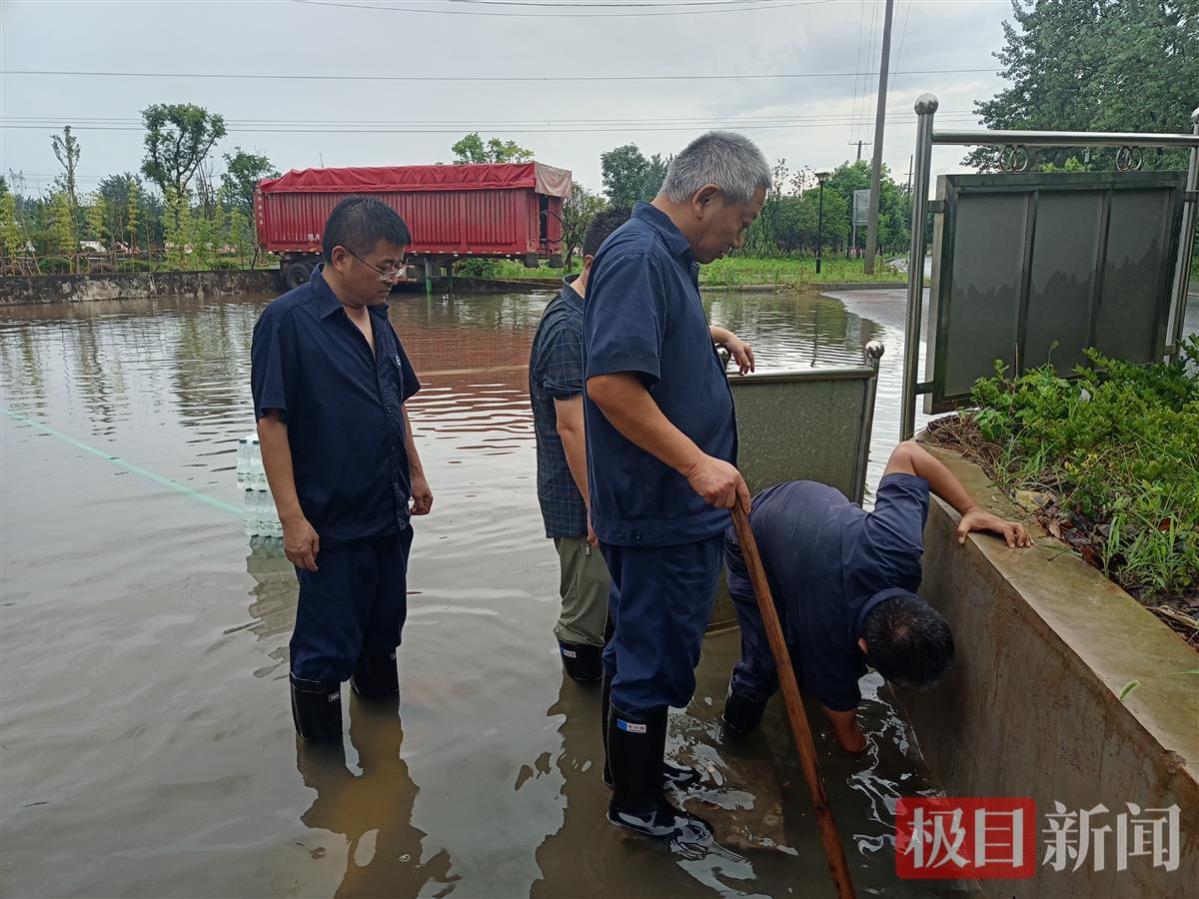 暴雨导致加油站积水，中石化员工奋战一小时保安全