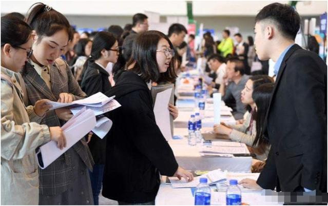 就业市场的怪相，高学历的不招低学历的不要，大专生成了香饽饽