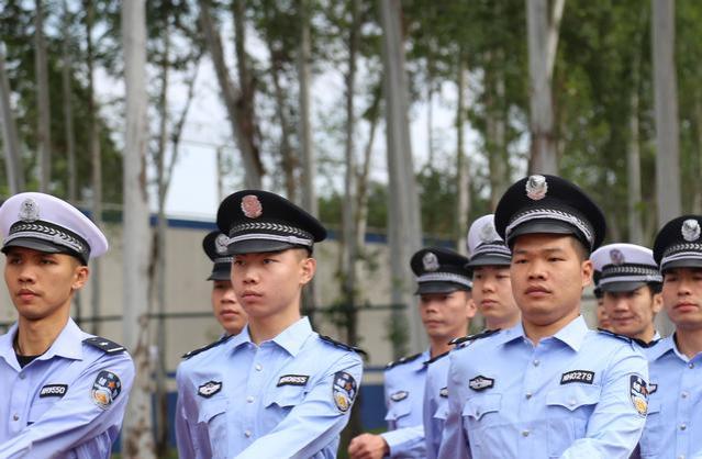 大批辅警离职，老辅警无奈说道：真的熬不动了，不是薪资的事