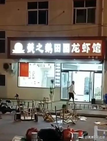 江苏一家龙虾店老板在深夜失控砸店，一位知情人揭示了背后的故事