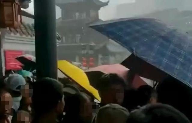 游客滞留避雨景区为下班赶人，双方发生激烈争执，被指责没有人性