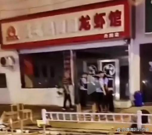 江苏一家龙虾店老板在深夜失控砸店，一位知情人揭示了背后的故事