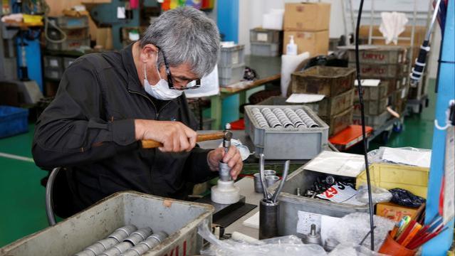 日本早就普及了65岁退休，然而政策实施后，结果却被证明是失败的
