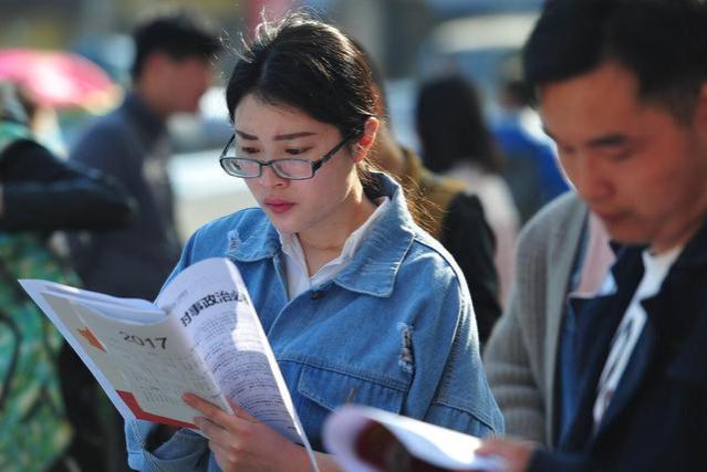 “还考公吗？”成为大学生担忧的问题，原因是因为多地停发年终奖