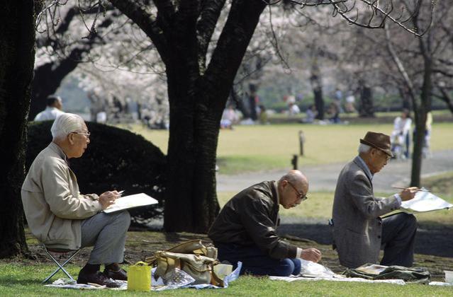 日本早就普及了65岁退休，然而政策实施后，结果却被证明是失败的