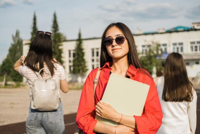 这些大学毕业后平均月薪上万？全国高校毕业薪酬指数排行榜来了