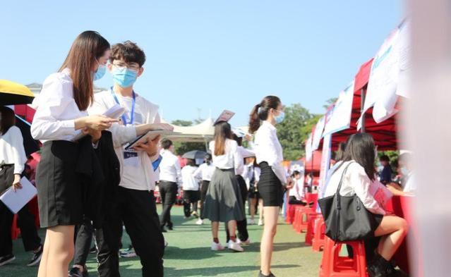 就业市场的怪相，高学历的不招低学历的不要，大专生成了香饽饽