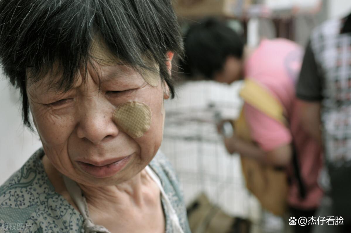 60岁女人含泪哭诉：退休后的生活真的太累了，让我过得苦不堪言