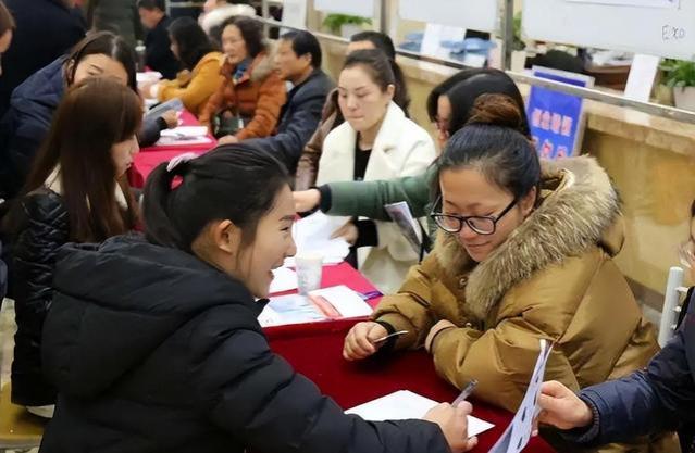 正确的工作观：九点到办公室，泡杯茶，闲聊会话就下班，薪资尚好