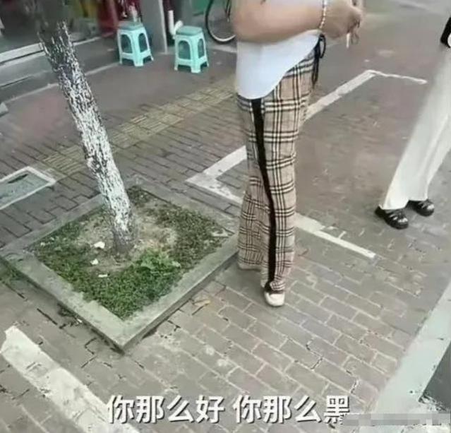 残疾女子轮椅被扔后，店铺地址被扒了出来，还到老板社交账号留言