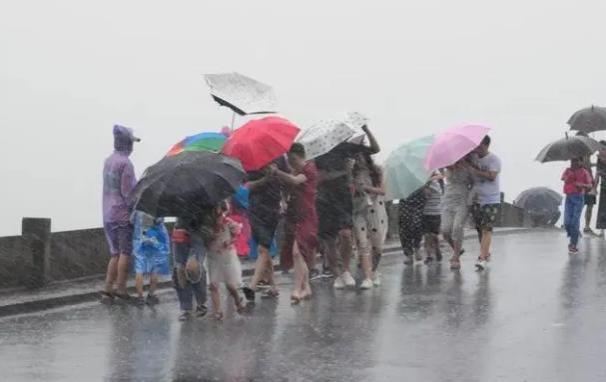 贵阳景区员工因下班时间拒绝游客避雨，景区回应称考虑安全因素