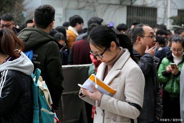 父母让应届的我考公，但不让报班也不给零花钱，应该出去工作吗？