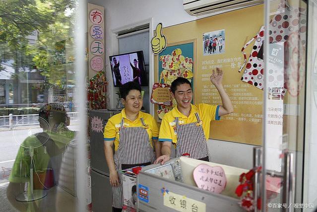 太懂事！男孩进店叫醒午休老板没购物狂道歉：打扰您休息了