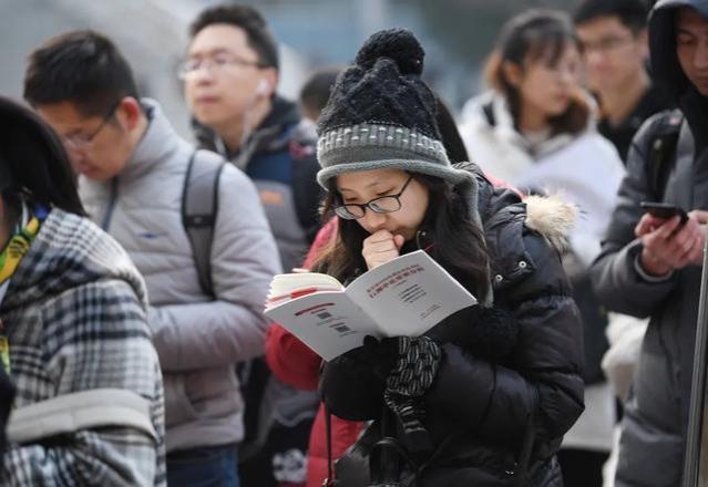 体制内迎来大变动，工资结构或将改为“年薪制”，铁饭碗再升级