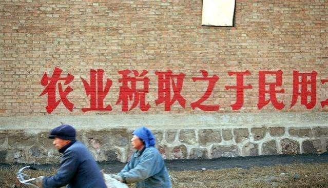 交过农业税的农民，每人补偿8万、领400元养老金？真的还是假的？