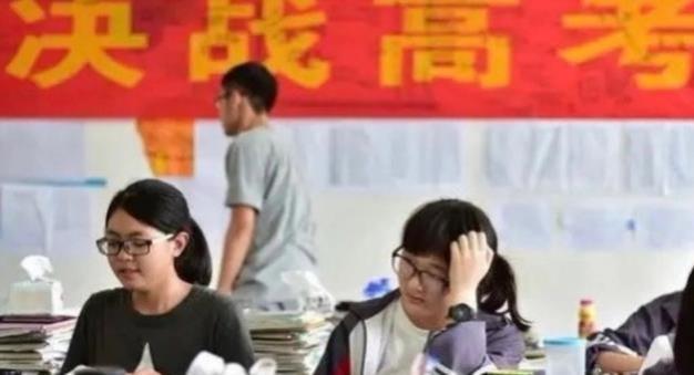 “又是女领导！”郑州大学领导要求员工加班火了