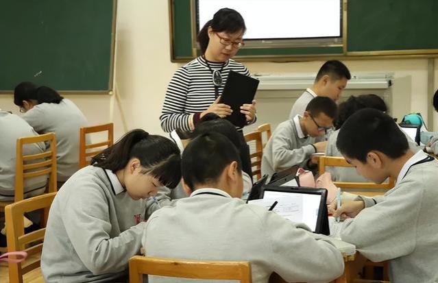 4位编制教师被教育局开除，开除原因有点意外，部分教师瑟瑟发抖