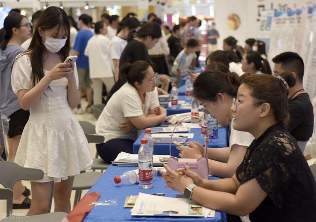 江苏淮安举行夏夜市集招聘会 促就业红红火火