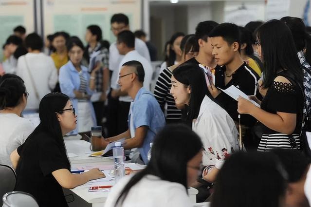 就业多年后才发现，女生学工科和学师范的差距，过来人的心酸谁懂