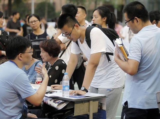 青年失业率攀升，全职儿女频现！专家：不是所有人都能选暂缓就业