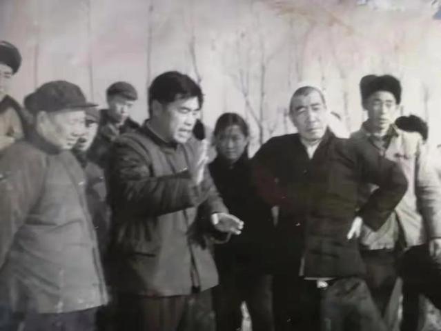 他曾任安徽省委书记，1983年被开除党籍，后到农场看护果树