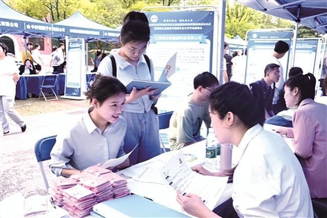 湖南完善就业服务机制，守住底线加强兜底帮扶——精准打好毕业生就业“攻坚仗”